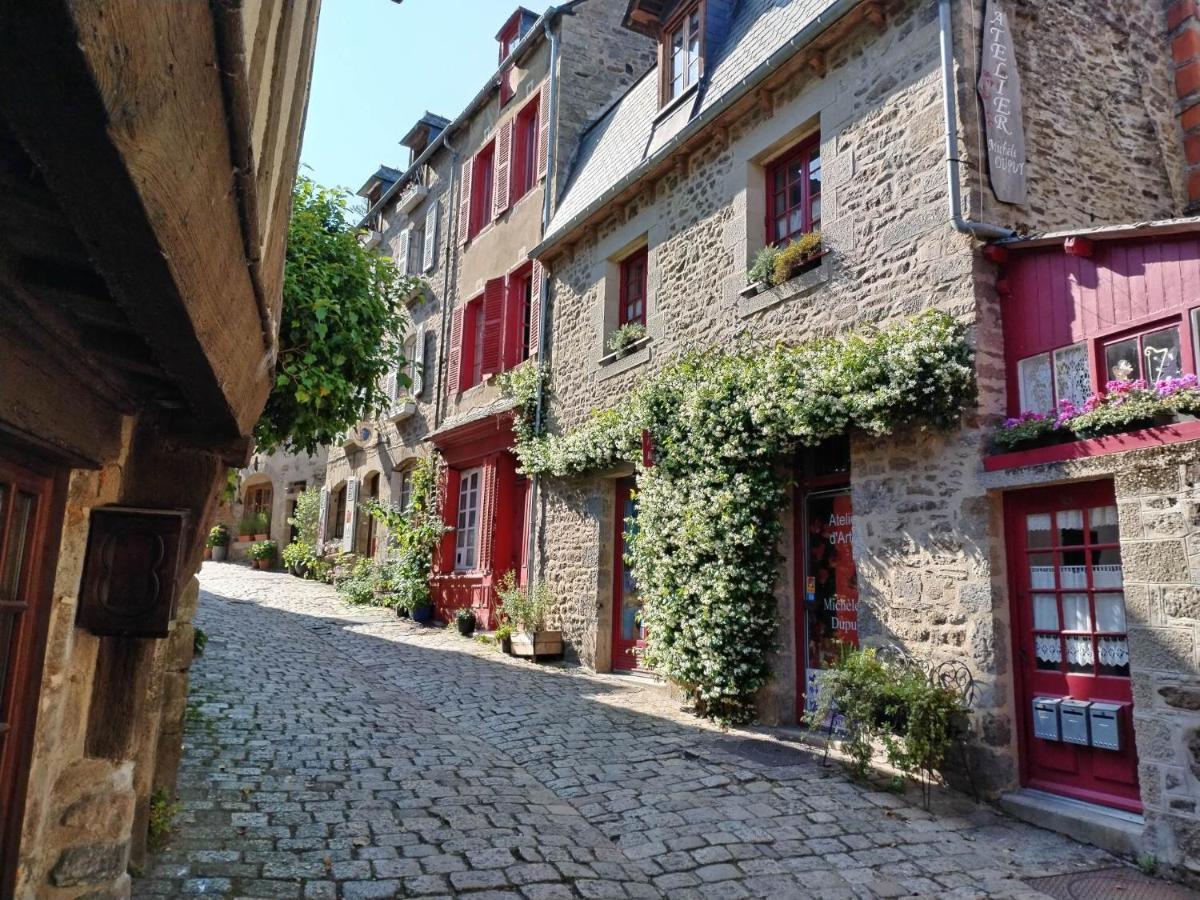 Chambre D'Hote Familiale De La Maison Bleue Lanvallay Exterior foto